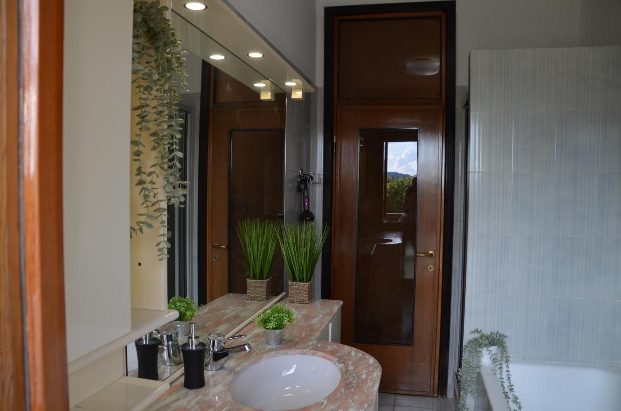 Big Romantic Lake View & Terrace Apartment เลคโค ภายนอก รูปภาพ